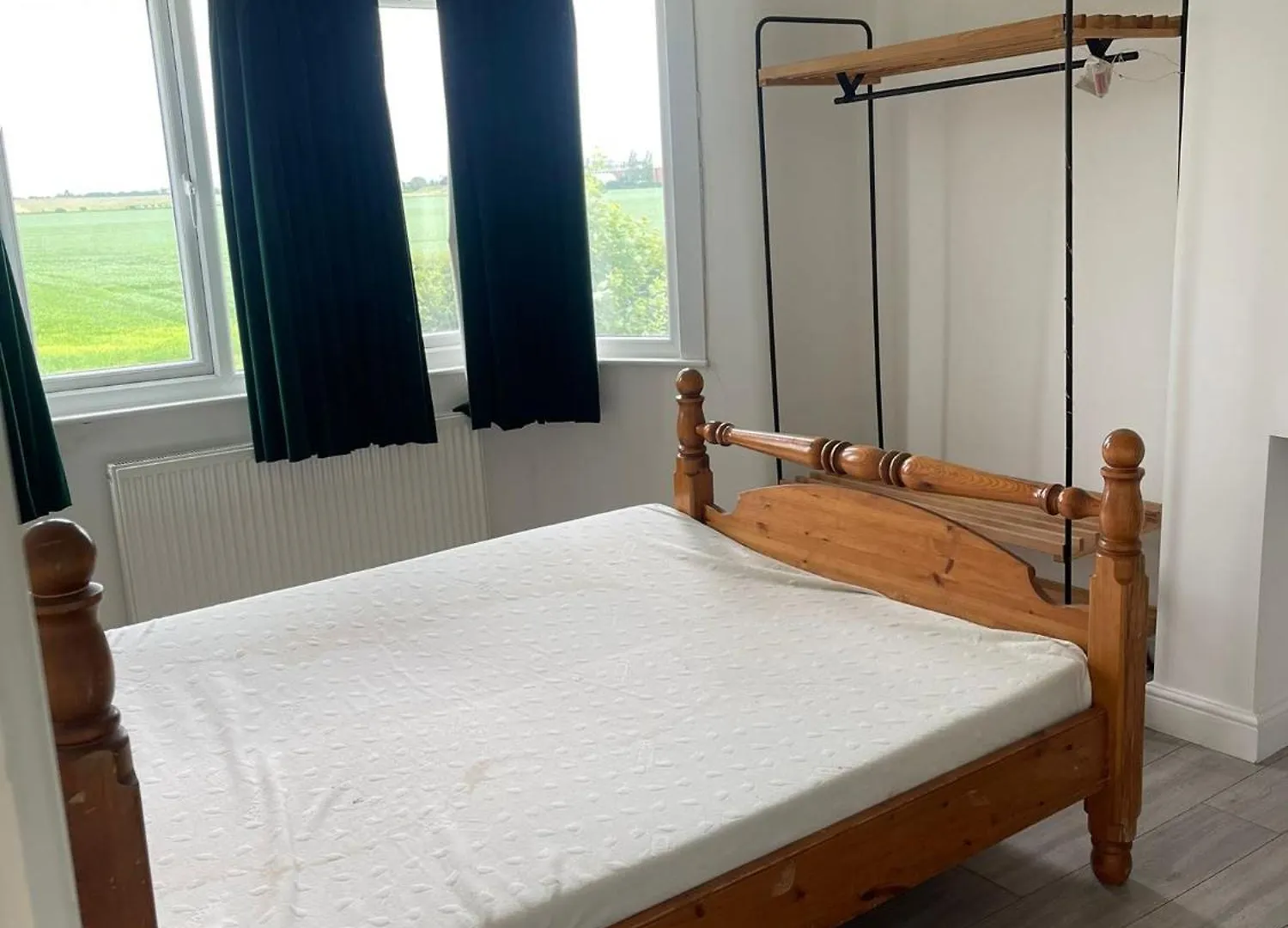 4 Bedroom House Hatch Lane Harmondsworth Holiday home